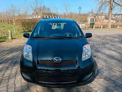 Gebraucht Toyota Yaris 99 PS (72 kW) 2011 Schwarz Kleinwagen