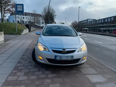 Gebraucht Opel Astra 116 PS (85 kW) 2011 Silber Limousine