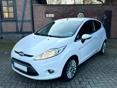 Gebraucht Ford Fiesta Titanium 95 PS (69 kW) 2010 Weiß Limousine