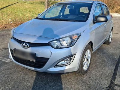 Gebraucht Hyundai i20 86 PS (63 kW) 2013 Silber Kleinwagen