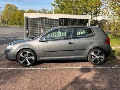 Usata VW Golf V 105 CV (77 kW) 2004 Grigio Utilitaria