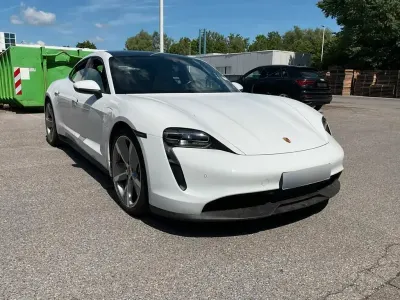 Usata Porsche Taycan 350 kW (476 CV) 2023 Bianco Berlina