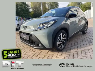 Neu Toyota Aygo 72 PS (52 kW) 2025 Urban khaki / night sky black Kleinwagen