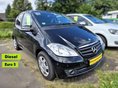 Gebraucht Mercedes A180 109 PS (80 kW) 2012 Kosmosschwarz  metalliclack Kleinwagen