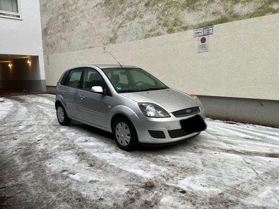 Silber Gebraucht 2008 Ford Fiesta Ghia Kleinwagen | 4.490 € (Fairer Preis)