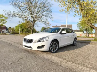 Gebraucht Volvo V60 Momentum 215 PS (158 kW) 2012 Weiß Kombi