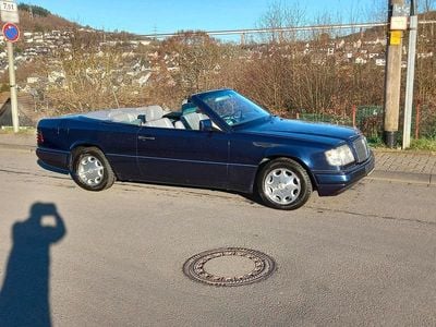 Gebraucht Mercedes E320 194 PS (142 kW) 1994 Blau Cabrio