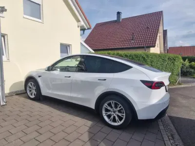 Käytetty Tesla Model Y Standard Range 208 kW (283 HP) 2024 Valkoinen Katumaasturi