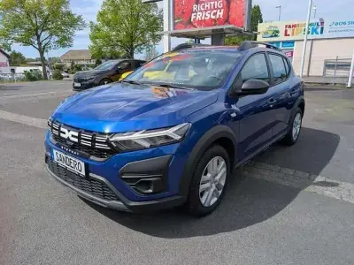 Gebraucht Dacia Sandero Essentiel 101 PS (74 kW) 2024 Blau (stahlblau) Kleinwagen