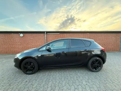 Brugt Opel Astra Design Edition 87 HK (63 kW) 2012 Sort Sedan