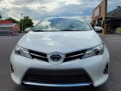 Gebraucht Toyota Auris Hybrid Edition 99 PS (72 kW) 2014 Weiß Kleinwagen