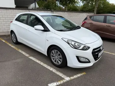 Gebraucht Hyundai i30 101 PS (74 kW) 2017 Weiß Limousine