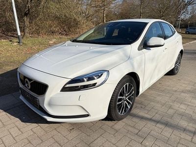 Gebraucht Volvo V40 Momentum 120 PS (88 kW) 2017 Weiß Limousine