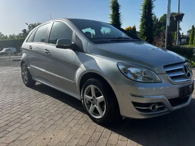 Gebraucht Mercedes B180 116 PS (85 kW) 2011 Silber Kleinwagen