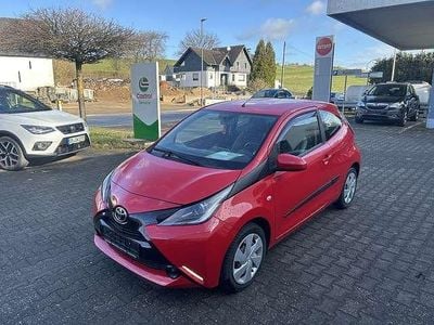 Second-hand Toyota Aygo X-play 69 CP (50 kW) 2017 Roșu Hatchback