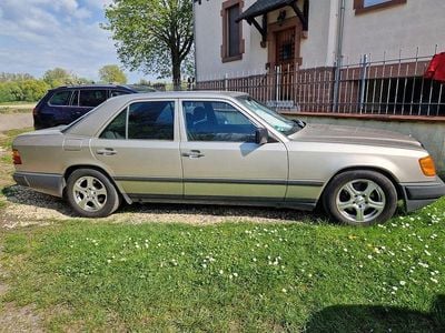 Gebraucht Mercedes 230 131 PS (96 kW) 1987 Silber Limousine