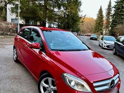 Gebraucht Mercedes B200 156 PS (114 kW) 2013 Rot Van / Kleinbus