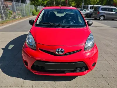 Gebraucht Toyota Aygo 68 PS (50 kW) 2014 Rot Kleinwagen