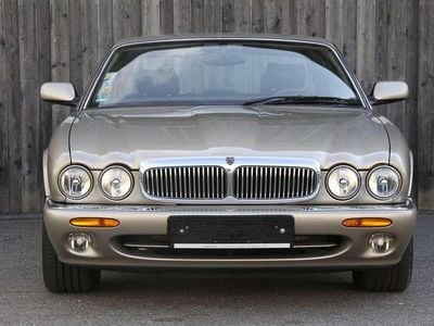 Jaguar XJ8