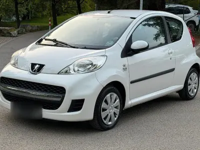 Gebraucht Peugeot 107 68 PS (50 kW) 2012 Weiß Kleinwagen