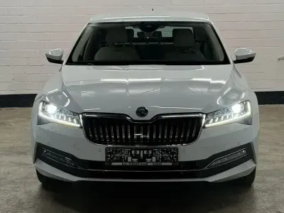 Gebraucht Skoda Superb LAURIN & KLEMENT 150 PS (110 kW) 2022 Moonweiss metallic Limousine