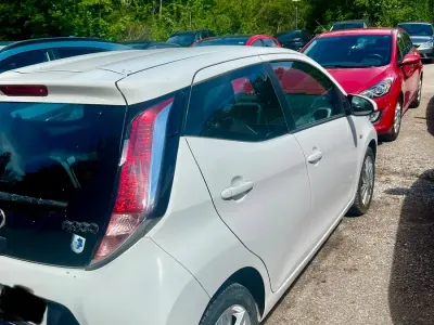 Gebraucht Toyota Aygo 69 PS (50 kW) 2015 Weiß Kleinwagen