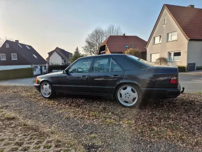 Gebraucht Mercedes E230 140 PS (102 kW) 1988 Schwarz Limousine