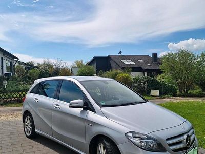 Usata Mercedes B180 122 CV (89 kW) 2012 Argento Monovolume