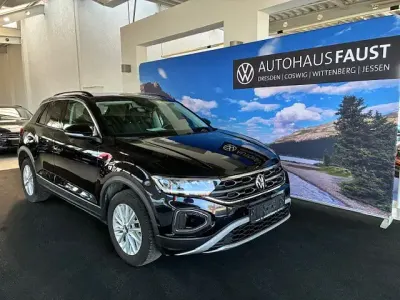 Käytetty VW T-Roc Life 110 HP (80 kW) 2022 Musta Katumaasturi