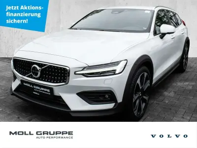 Gebraucht Volvo V60 CC Plus 197 PS (144 kW) 2024 Crystal white pearl / metallic Kombi