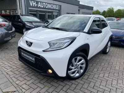 Gebraucht Toyota Aygo 72 PS (52 kW) 2026 040 schneeweiß Kleinwagen