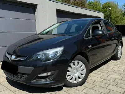 Używany Opel Astra Edition 116 KM (85 kW) 2015 Czarny Sedan/Limuzyna