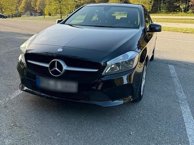 Używany Mercedes A180 122 KM (89 kW) 2016 Czarny Sedan/Limuzyna