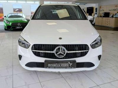Używany Mercedes B200 Progressive 163 KM (119 kW) 2025 Biały Minivan