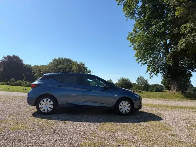 Gebraucht Opel Astra 101 PS (74 kW) 2016 Blau Limousine