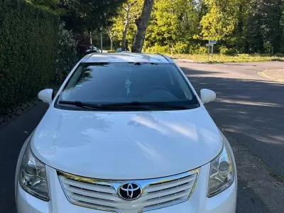 Gebraucht Toyota Avensis 132 PS (97 kW) 2011 Weiß Kombi