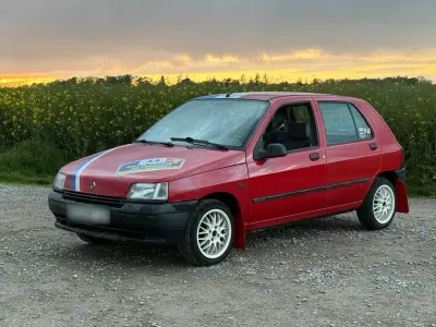 Używany Renault Clio 52 KM (38 kW) 1992 Czerwony Hatchback