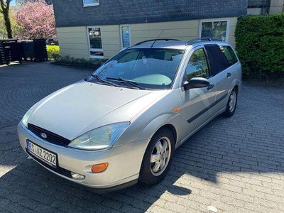 Second-hand Ford Focus Ghia 101 CP (74 kW) 2000 Argintiu Berlinǎ