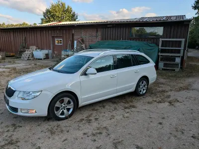 Gebraucht Skoda Superb Ambition 140 PS (102 kW) 2011 Weiß Kombi