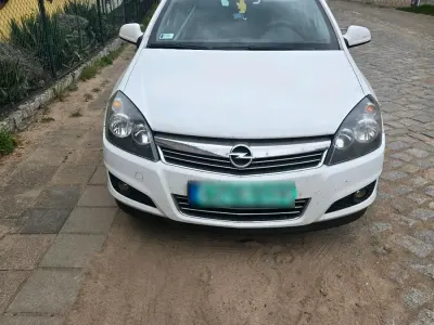 Gebraucht Opel Astra 116 PS (85 kW) 2012 Weiß Kleinwagen