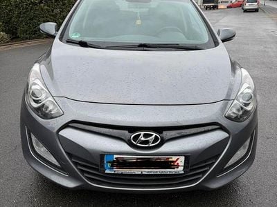 Grau Gebraucht 2015 Hyundai i30 Kombi | 7.950 € (Guter Preis)