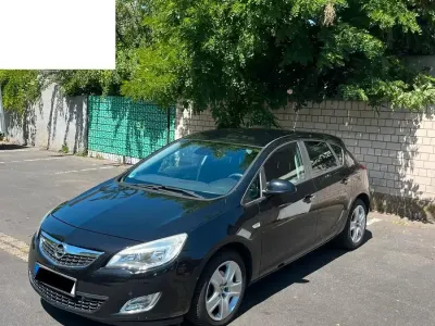 Gebraucht Opel Astra 140 PS (102 kW) 2011 Schwarz Limousine