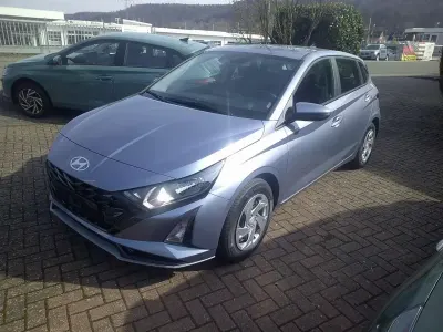 Neu Hyundai i20 Select 101 PS (74 kW) 2026 Meta blue / verschieden Kleinwagen
