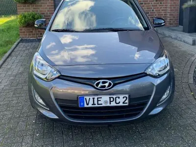 Gebraucht Hyundai i20 Edition 86 PS (63 kW) 2014 Grau Kleinwagen