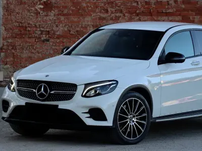 Używany Mercedes GLC250 AMG line 211 KM (155 kW) 2018 Biały Sedan/Limuzyna