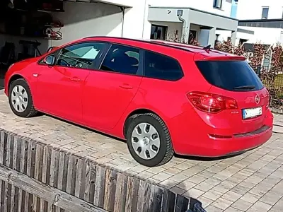 Begagnad Opel Astra Edition 110 HK (80 kW) 2012 Röd Kombi
