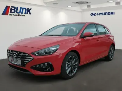 Gebraucht Hyundai i30 Trend 120 PS (88 kW) 2024 Engine red Limousine