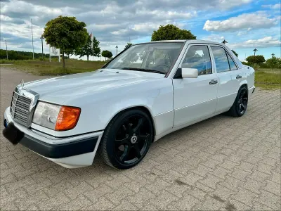 Gebraucht Mercedes E230 136 PS (100 kW) 1991 Weiß Limousine