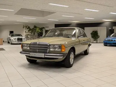 Gebraucht Mercedes 200 109 PS (80 kW) 1983 Grün Limousine