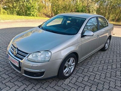 Usata VW Jetta Comfortline 102 CV (75 kW) 2006 Oro Berlina